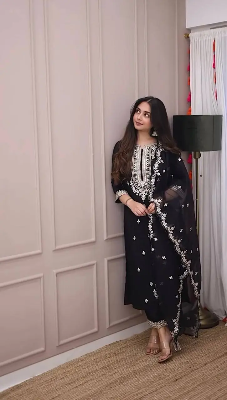 Prathna-HK- Heavy Faux Georgette Top Pent set - Image 3